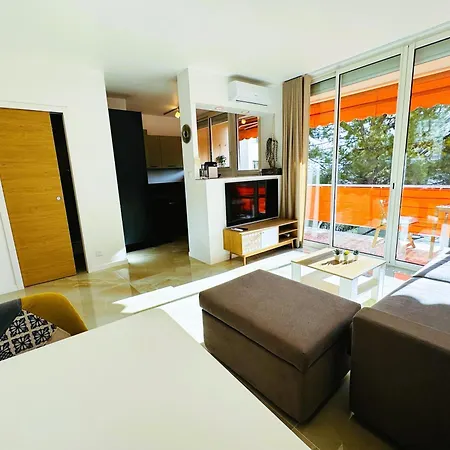 Apartment Climatise 600m De La